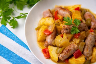 Domuz sosisi ve patatesli tabak. Geleneksel İspanyol tapa tarifi.