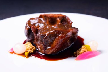 Sebzelerle pişirilmiş sığır kuyruğu. Geleneksel İspanyol tapası.