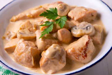 Stroganof soslu hindi. Stroganoff, stroganoff veya stroganoff sosu mantar ve ekşi kremadan yapılır.