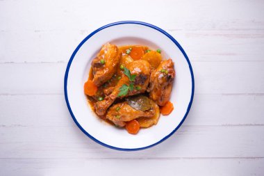 Pişmiş tavuk sebze ve patatesle pişirilir..