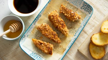 Amerikan restoranında çırpılmış tavuk ve badem..