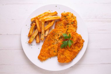 Patates kızartması ve salatalı kızarmış tavuk filetosu..