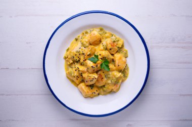 Köri soslu ve hindistan cevizli tavuk tarifi..