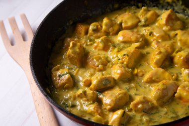 Köri soslu ve hindistan cevizli tavuk tarifi..