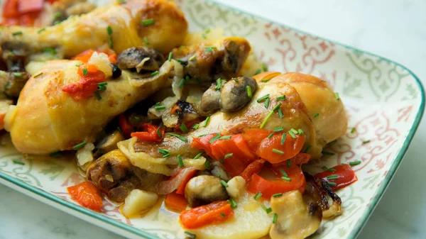 Gebackenes Huhn Mit Gemüse Und Kartoffeln Gekocht — Stockfoto