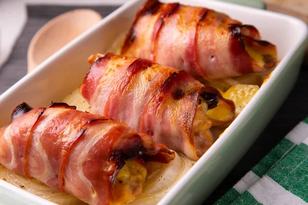 Frango Assado Embrulhado Com Bacon — Fotografia de Stock