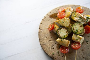 Kabaklı tavuk şişleri, dolmalık biber ve diğer sebzeler..