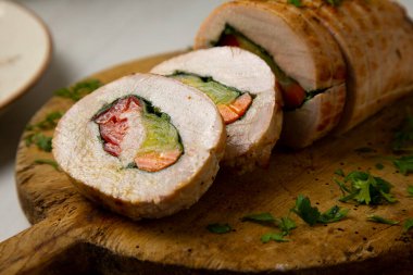 Havuç, ıspanak ve kırmızı biberle doldurulmuş fırında hindi dürümü..