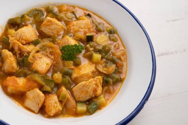 Türkiye körili kabak ve soğanlı güveç.