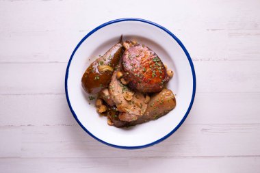 Armutla pişirilmiş domuz filetosu..