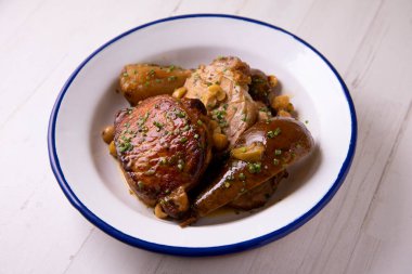 Armutla pişirilmiş domuz filetosu..