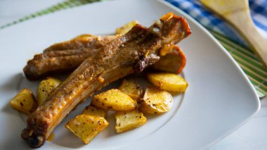 Düşük sıcaklıkta pişmiş domuz pirzolası..