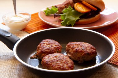 Rus bifteği. Tavada pişmiş Rus filetosu. Geleneksel Rus tarifi.