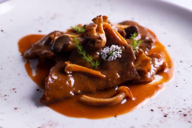 Fricando, eski çağlardan kalma, dana filetosu ve mantarlı sosla hazırlanmış tipik bir Katalan mutfağıdır..