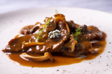 Fricando, eski çağlardan kalma, dana filetosu ve mantarlı sosla hazırlanmış tipik bir Katalan mutfağıdır..