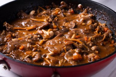 Fricando, eski çağlardan kalma, dana filetosu ve mantarlı sosla hazırlanmış tipik bir Katalan mutfağıdır..