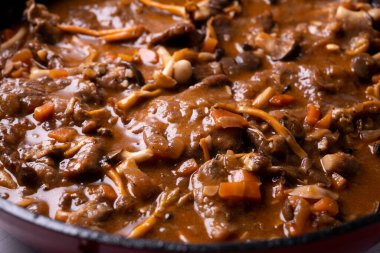 Fricando, eski çağlardan kalma, dana filetosu ve mantarlı sosla hazırlanmış tipik bir Katalan mutfağıdır..