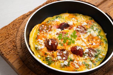 Sucuklu Frittata. İtalyan frittosundan elde edilen frittata, patates omletine benzer bir İtalyan mutfağıdır ve genellikle sebze, peynir, sosis, mantar gibi farklı malzemelerle doludur..