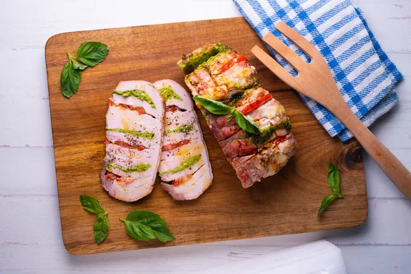 焼き豚ロースにペスト モッツァレラ トマトを詰めます 伝統的なイタリア料理 — ストック写真