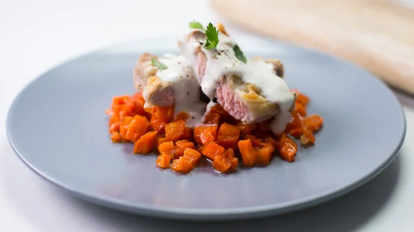 Lomo Cerdo Con Salsa Queso Zanahorias —  Fotos de Stock