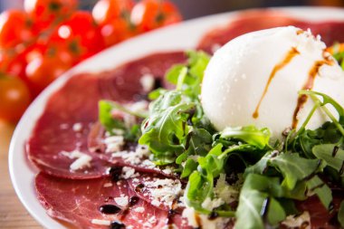 Carpaccio bir çiğ et hazırlamasıdır, ince dilimlenmiş ya da iyi olana kadar dövülmüş, daha çok aperatif olarak sunulmuştur. 1963 yılında Venedik 'teki Harry' s Bar 'dan Giuseppe Cipriani tarafından icat edildi ve 20. yüzyılın ikinci yarısında popüler oldu..