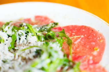 Carpaccio bir çiğ et hazırlamasıdır, ince dilimlenmiş ya da iyi olana kadar dövülmüş, daha çok aperatif olarak sunulmuştur. 1963 yılında Venedik 'teki Harry' s Bar 'dan Giuseppe Cipriani tarafından icat edildi ve 20. yüzyılın ikinci yarısında popüler oldu..