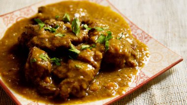 Kırmızı şarap sosuyla pişirilmiş domuz yanağı. Geleneksel İspanyol tapa tarifi.