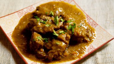 Kırmızı şarap sosuyla pişirilmiş domuz yanağı. Geleneksel İspanyol tapa tarifi.