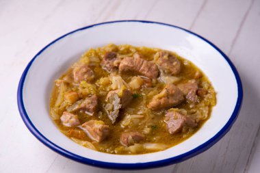 Patatesli domuz yahnisi. Geleneksel İspanyol tapas tarifi.