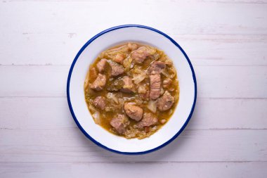 Patatesli domuz yahnisi. Geleneksel İspanyol tapas tarifi.