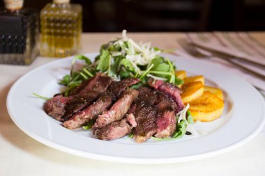 İspanyol restoranındaki en kaliteli pirzola bifteği.