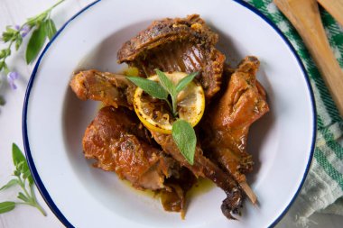 Bir İspanyol restoranında pişirilen vahşi tavşan..