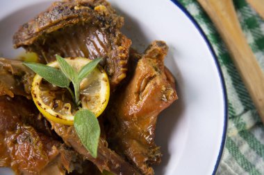 Bir İspanyol restoranında pişirilen vahşi tavşan..