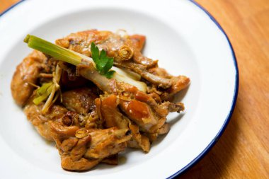 Bir İspanyol restoranında pişirilen vahşi tavşan..