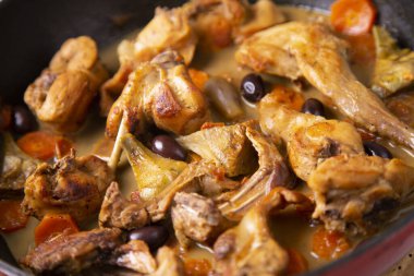 Bir İspanyol restoranında pişirilen vahşi tavşan..