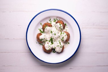 Domuz eti, biftek ve yoğurt soslu el yapımı köfteler..