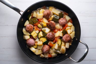 Domuz eti, biftek ve sebzeli el yapımı köfteler..