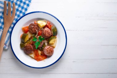 Domuz eti, biftek ve sebzeli el yapımı köfteler..