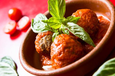 Domuz eti, biftek ve domates soslu el yapımı köfteler..