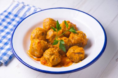 Domuz eti, biftek ve domates soslu el yapımı köfteler..