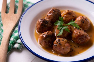 Domuz eti, biftek ve domates soslu el yapımı köfteler..