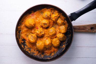 Domuz eti, biftek ve domates soslu el yapımı köfteler..