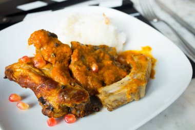 İspanyol restoranında kızarmış tavuk kanadı tapa.