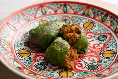 Baharatlı kuzu etiyle doldurulmuş yemek paketleri..