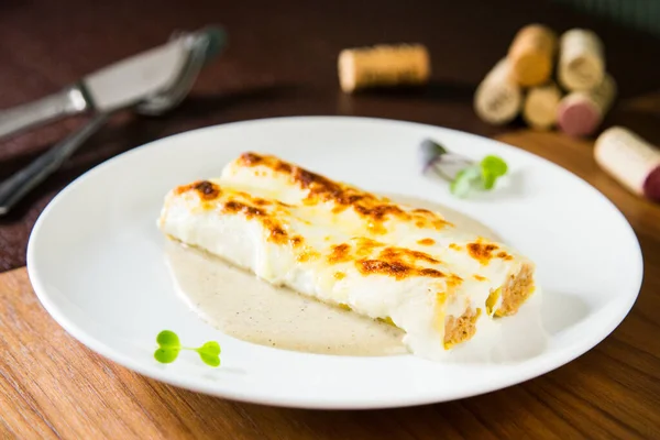 Cannelloni Talyan Mutfağında Kıyma Balık Sebze Süzme Peynir Veya Ispanak — Stok fotoğraf