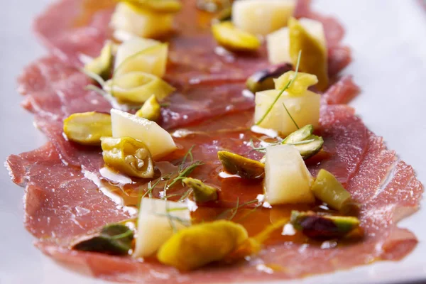木瓜素是一种生肉的制剂 细碎或敲打直到细碎 主要用作开胃菜 它是1963年由威尼斯哈里酒吧的朱塞佩 奇普拉尼发明的 并在20世纪下半叶流行起来 — 图库照片