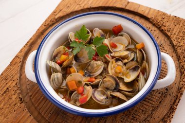 Beyaz şarap soslu ve sebzeli midye buğulama. Geleneksel İspanyol tapa tarifi.