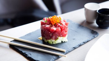 Soya ile marine edilmiş ton balıklı tartar. Tartare, çiğ et veya balıktan yapılan, ince doğranmış, limon (limon veya limon) ve baharat ve sosla tatlandırılmış bir yemektir..