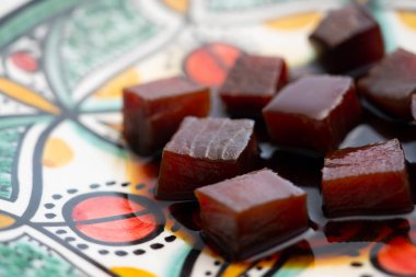 Soya ile marine edilmiş ton balıklı tartar. Tartare, çiğ et veya balıktan yapılan, ince doğranmış, limon (limon veya limon) ve baharat ve sosla tatlandırılmış bir yemektir..