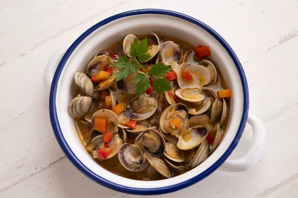 stock image Steamed clams with white wine sauce and vegetables. Traditional Spanish tapa recipe.